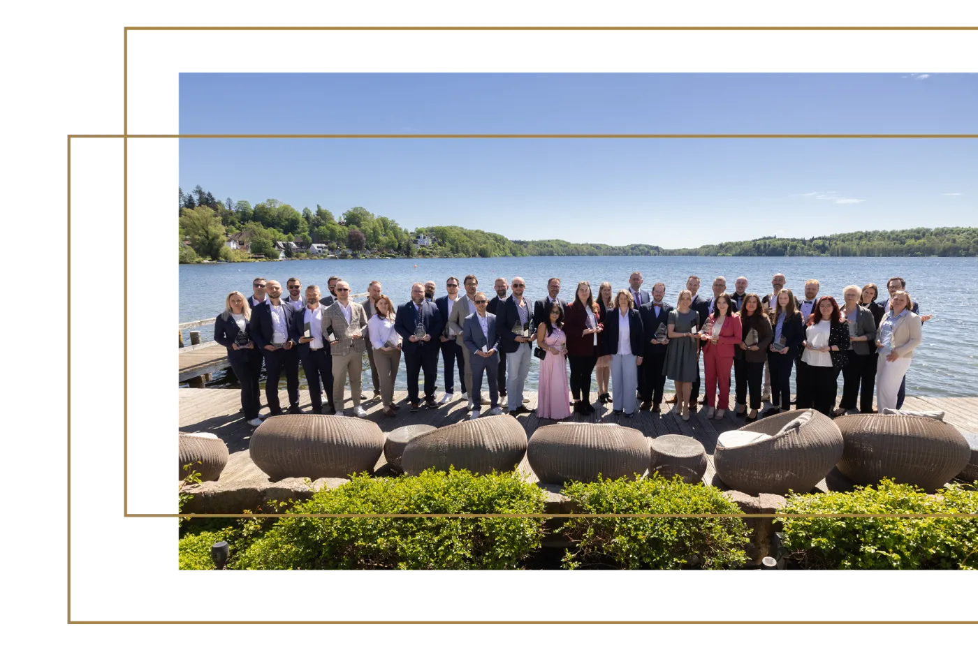 Gruppenfoto der Preisträgerinnen und Preisträger des Hearing Expert Award 2026 am Seeufer